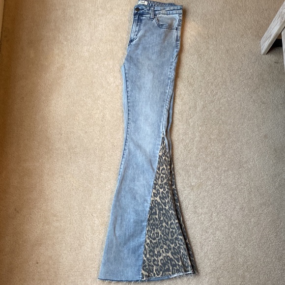 easel Jeans Euc Easel Boho Extreme Flare Leopard Cheetah Jeans